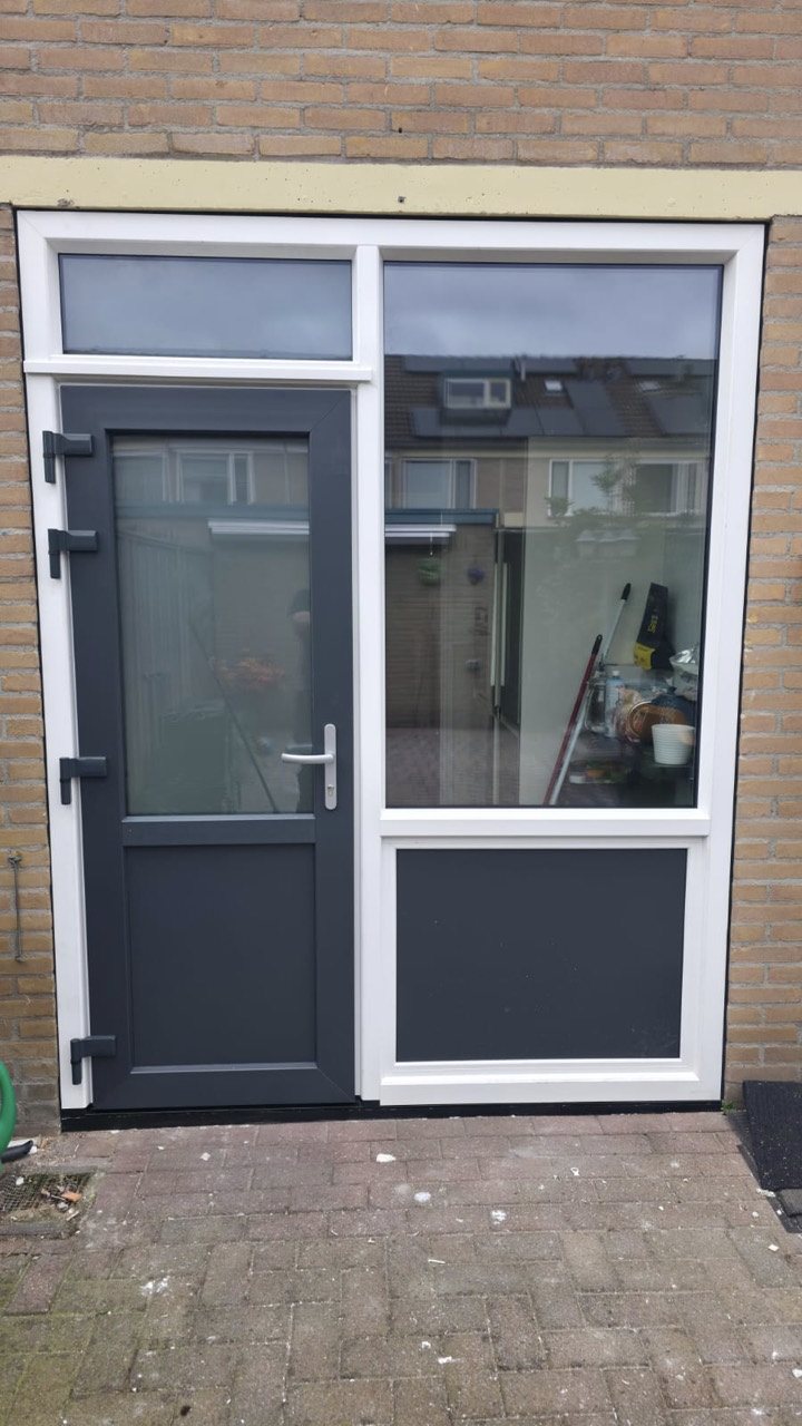 De nieuwe achterdeur combineert glas met een geïsoleerd onderpaneel. Het naastgelegen kozijn krijgt dezelfde rustige indeling.