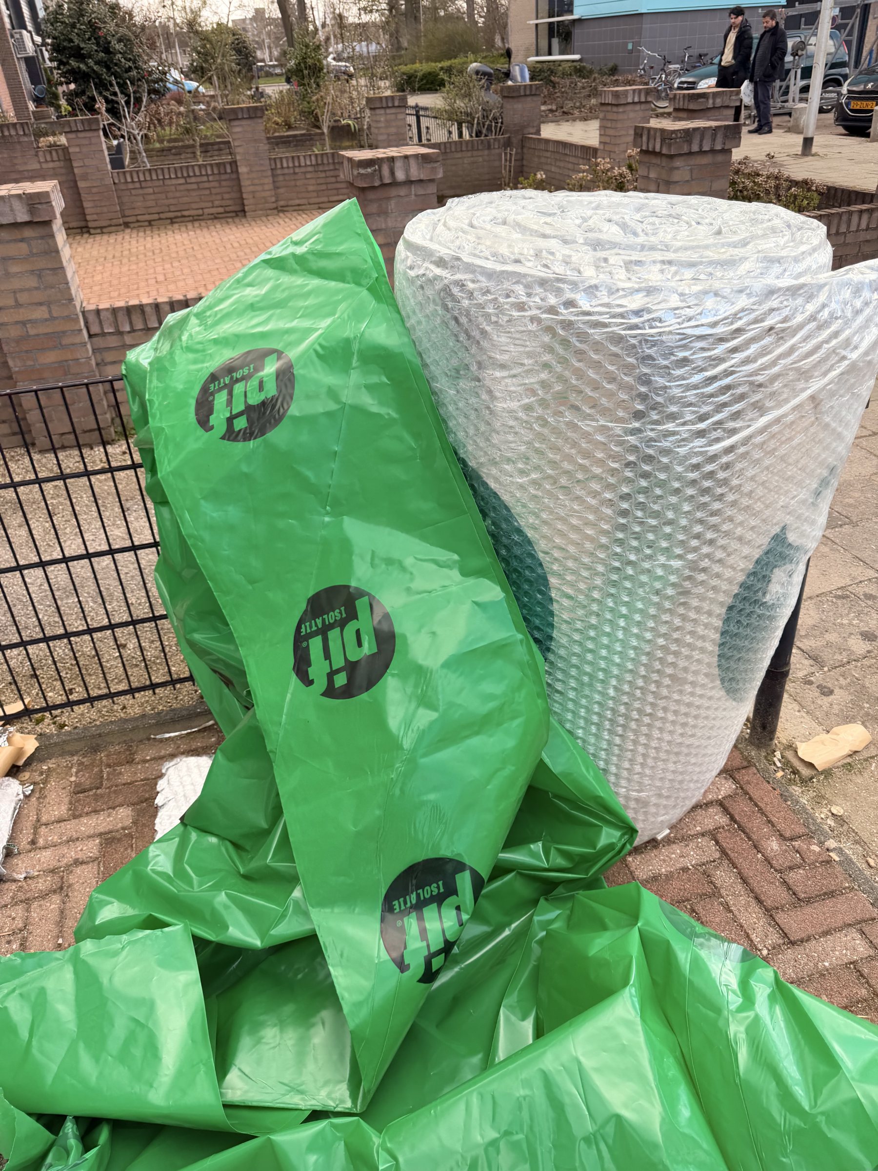 PIF-isolatiemateriaal met de groene verpakking bij de woning