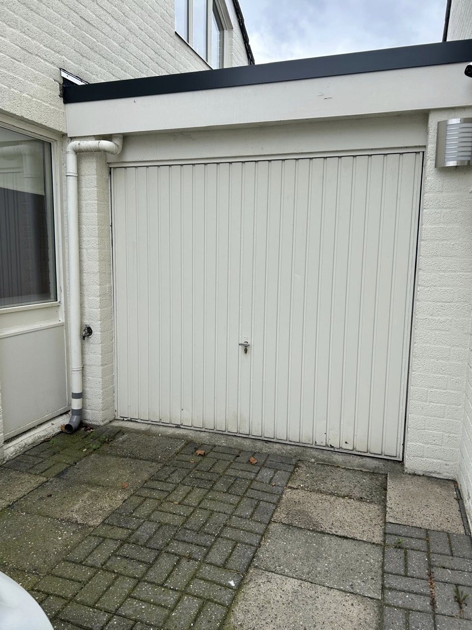 Bestaande witte garagedeur vóór vervanging