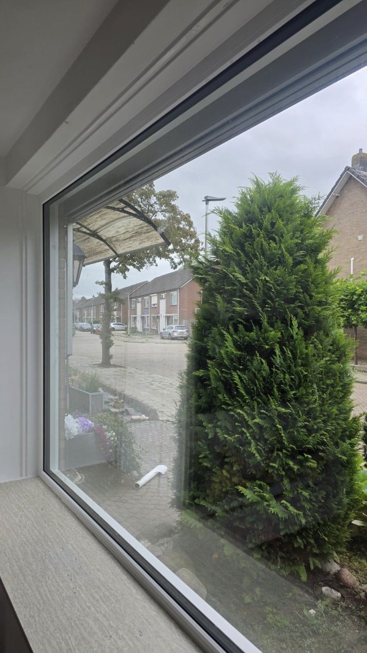 Witte hoekprofielen langs de bovenzijde en zijkant.