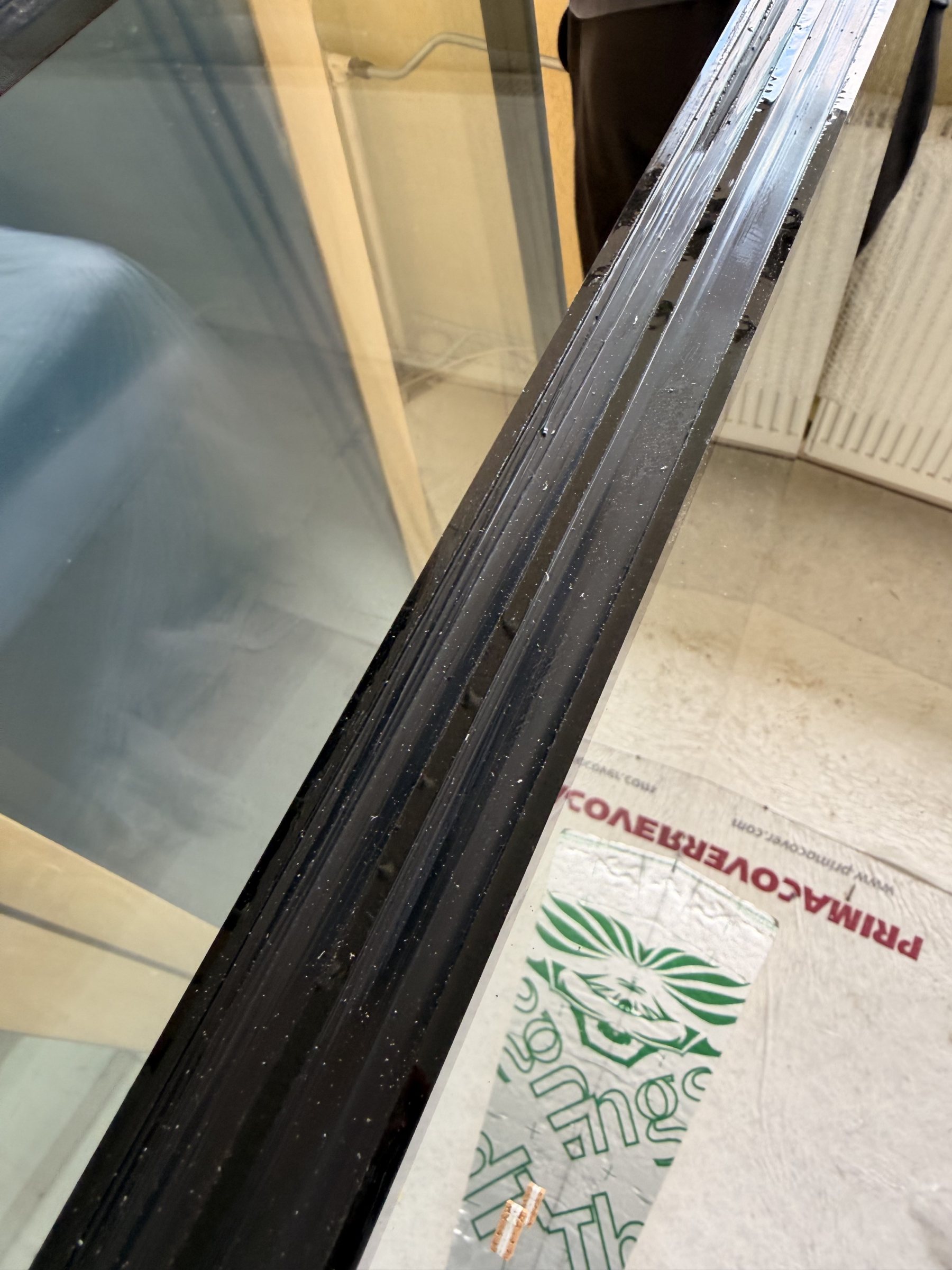 Detailfoto van de rand van triple glas, met de drie glasbladen en de ruimtes ertussen zichtbaar