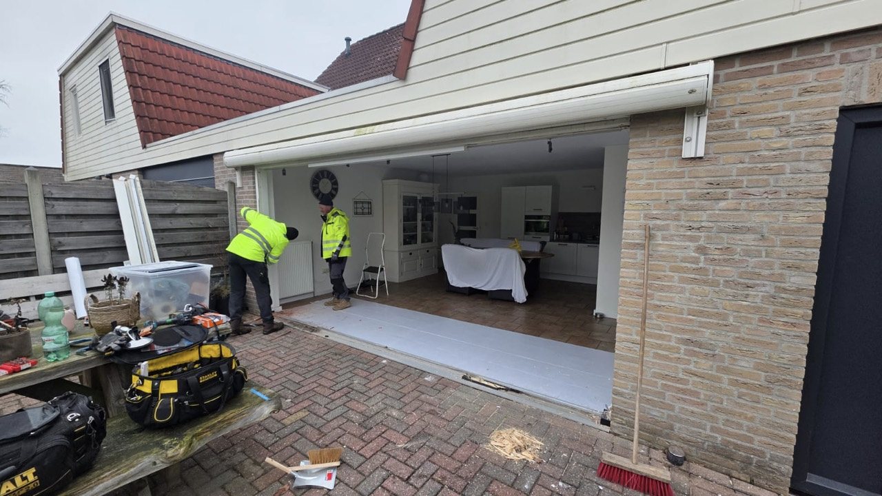 De oude pui is verwijderd; de vloer is afgedekt voor de werkzaamheden.