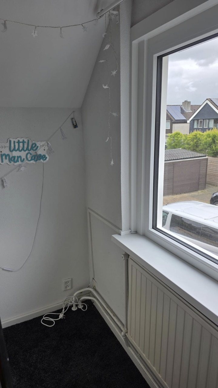 Afgewerkte aansluiting van een wit kunststof kozijn, vensterbank en binnenwand in Wijchen